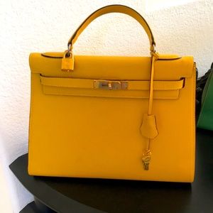 Kelly knock off.   This is a Hermes knock off . Small tear at the handle .